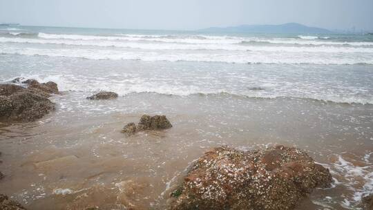 实拍大海海浪沙滩礁石