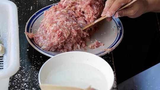 传统美食包馄饨的过程