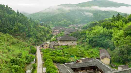 夏日清晨河坑土楼群的航拍景观