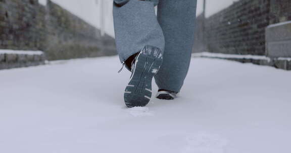 雪中行走脚步背影赶路雪地脚印