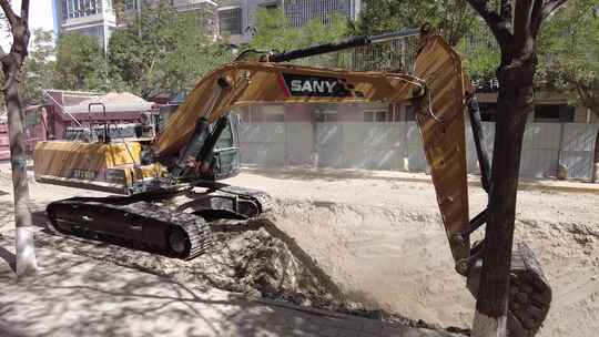 挖掘机在城市道路开挖管沟视频素材模板下载