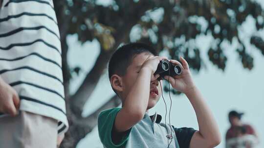 绿色公园 公园玩耍   小孩子望远镜 湖边玩