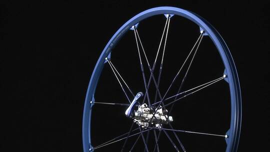 蓝色的自行车轮圈视频素材模板下载