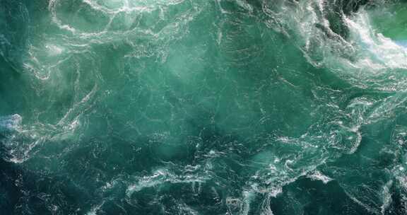 波涛汹涌的绿色海浪航拍