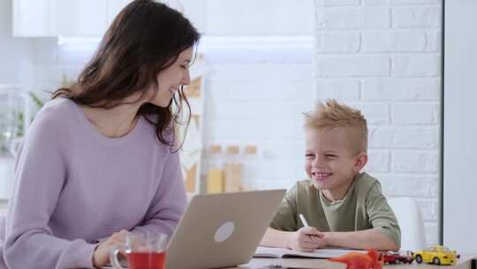 在家工作和家庭教育妈妈和儿子使用远程访问技术进行学习和工作
