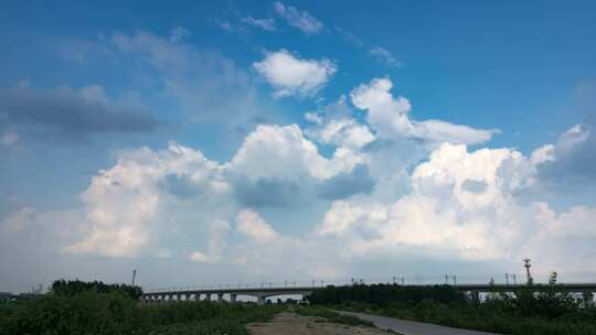 高铁桥边延时摄影非常壮观的蓝天白云涌动