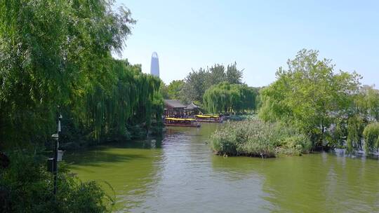 山东济南大明湖公园景区湖面景色与游船游客