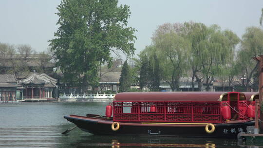 北京什刹海后海红色船旅游风景