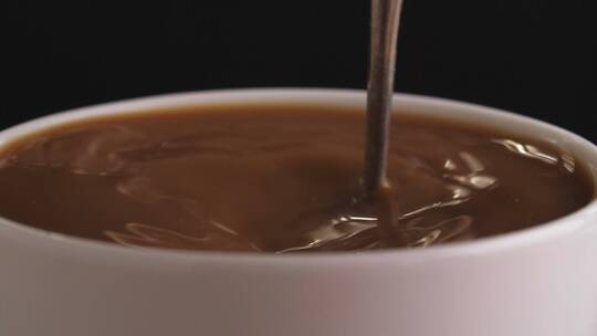 搅拌咖啡的慢镜头视频素材模板下载