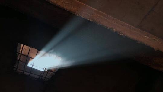 小窗丁达尔光视频阴暗房子里射进来的光线视频素材模板下载