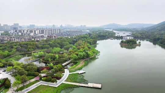 航拍春雨迷蒙下的江苏无锡蠡湖国家湿地公园视频素材模板下载