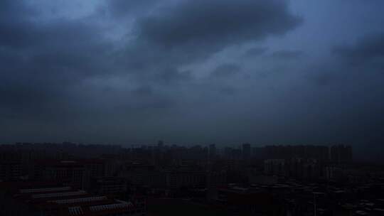 城市小区天空乌云密布暴雨来临城镇社区乌云