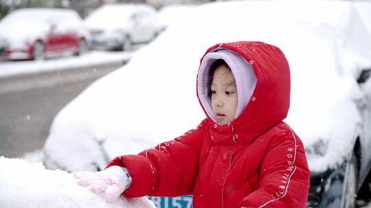 冬天清理汽车上积雪的中国女孩形象