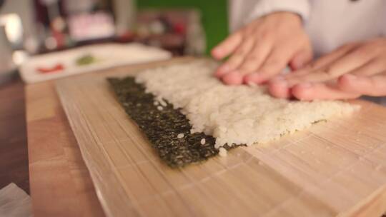 在做寿司卷的时候用手压米饭