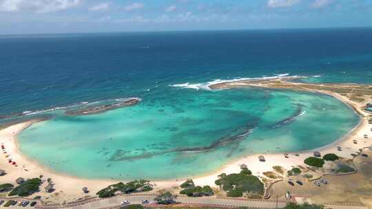 阿鲁巴岛惊人的婴儿海滩和阿鲁巴岛的海岸加勒比白色海滩与蓝色海洋热带海滩视频素材模板下载