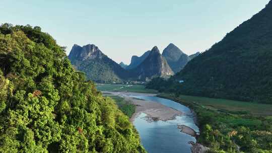 阳光下桂林山谷中的河流草地和露营基地