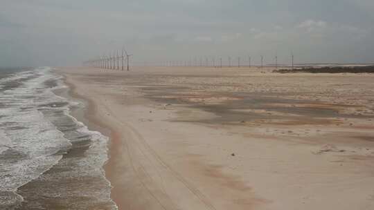 沙滩边的风力涡轮机。视频素材模板下载