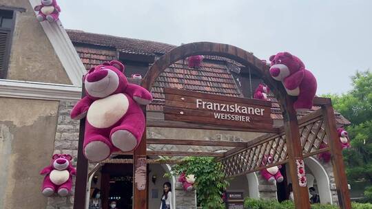 山东济南经三路，老建筑周围挂满粉色草莓熊
