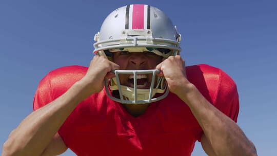 橄榄球运动员戴着头盔尖叫视频素材模板下载