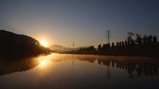 夕阳日出的湖面