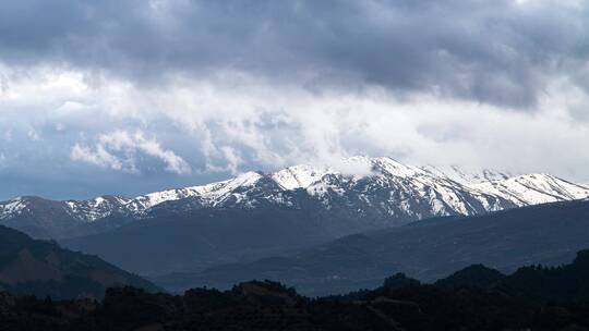 冬天雪中 美丽的山峰森林树木河流 特写