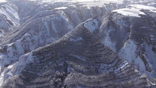 雪后山川的壮丽景象