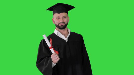绿幕男人拿着毕业证书