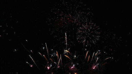 在黑夜里放烟火