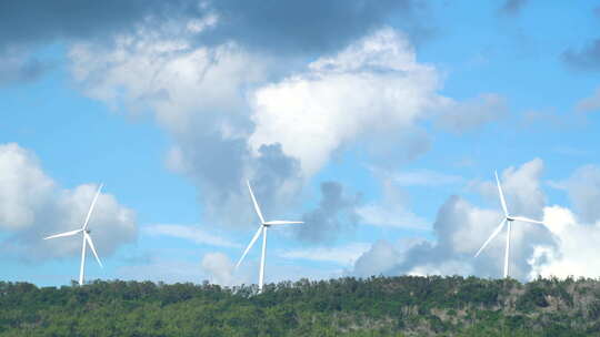 蓝天白云下的风力发电机