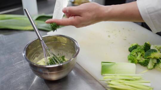 厨师用打蛋器搅拌食物