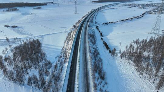 冬季高速公路冰雪路面上汽车行驶