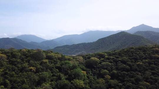 航拍被山脉包围的湖谷视频素材模板下载