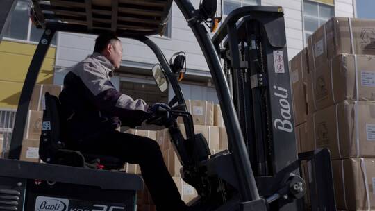 工厂仓库叉车工人搬运货物