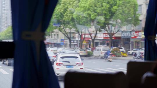 大巴车行驶窗外城市街景视频素材模板下载