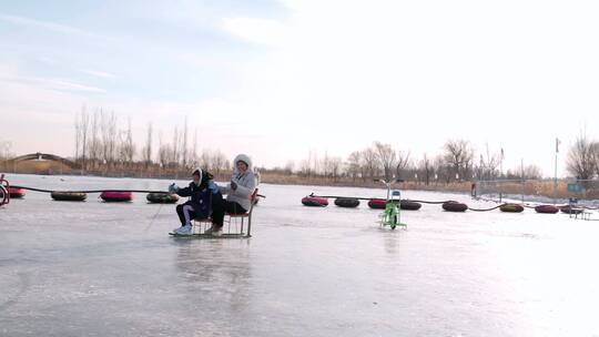 冬季在露天冰场玩耍的中国母女