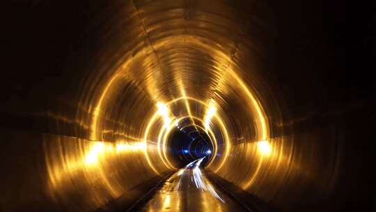 隧道内穿梭光影画面