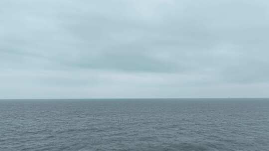 阴天大海航拍海面飞行海平面飞越大海下雨天