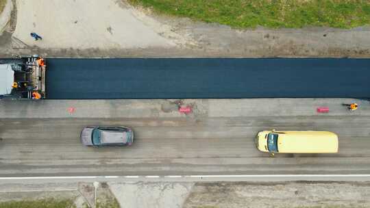 鸟瞰道路服务在道路上铺设沥青