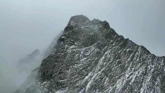 航拍四川甘孜贡嘎山卫峰乌库楚雪山风光