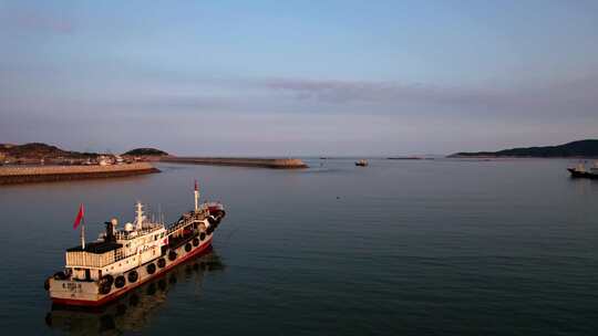 夕阳下海湾避风港渔船自然风光航拍