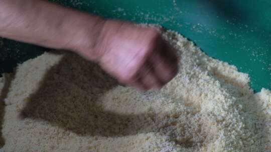 4K农村做玉米米酒放酵母搅拌实拍视频