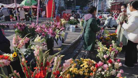 街边摆满鲜花的热闹集市