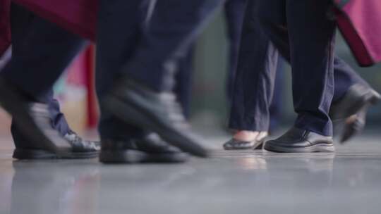 职场员工穿着正装脚步特写 高跟鞋皮鞋视频素材模板下载