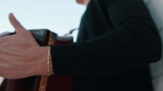 手风琴手的快速手特写