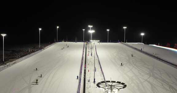 夜间滑雪场航拍全景