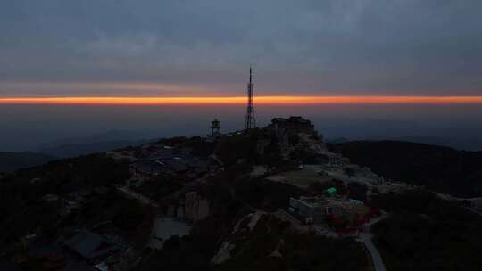 泰山极顶暮色下的山峦风光