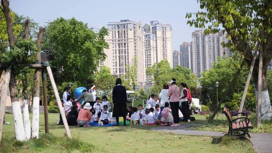 小孩子春游