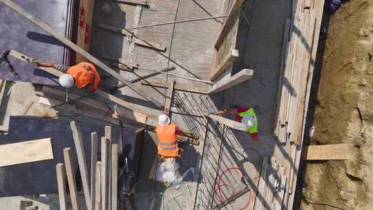 工人建造承重墙和地板的鸟瞰图施工现场