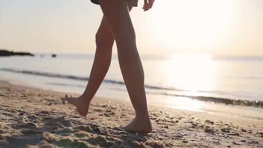 女孩赤脚散步沙滩合集