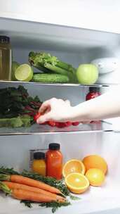 从冰箱里拿出水果